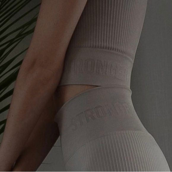 Stronger rib knit seamless crop top designed in Sweden athletic wear - Picture 2 of 7